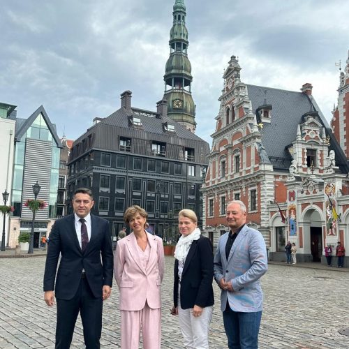 Mājoklis kā ekonomikas un drošības jautājums: Rīgā ierodas Eiropas Parlamenta delegācija Ineses Vaideres vadībā
